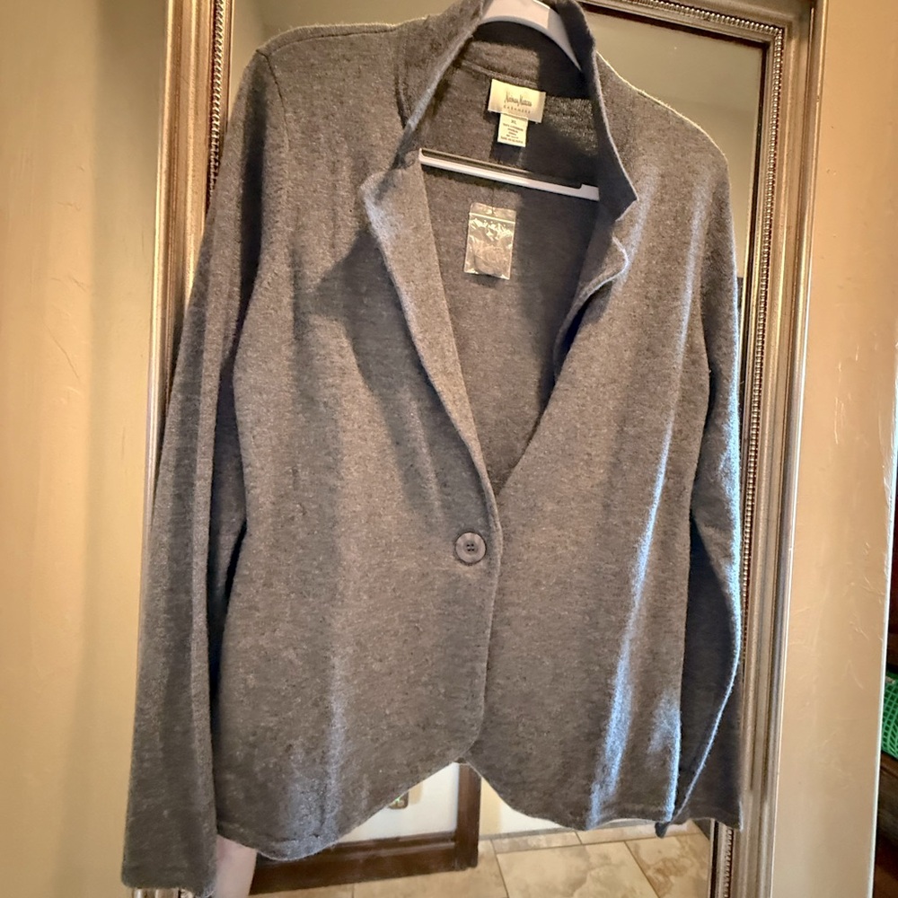 Neiman Marcus Gray Blazer with Notched Lapel and Fitted Silhouette